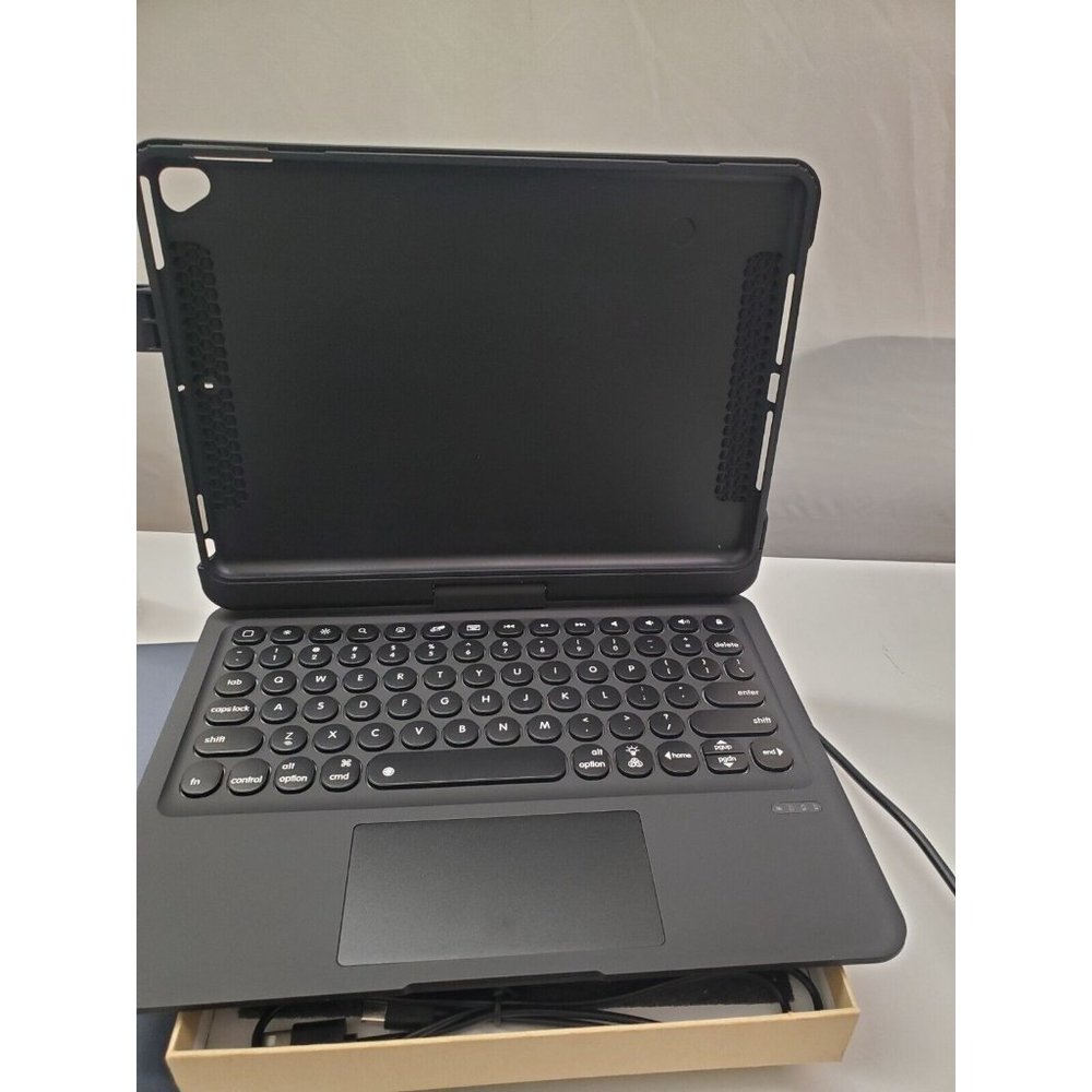 Rotatable/Separatable Keyboard Case with Track-Pad for iPad